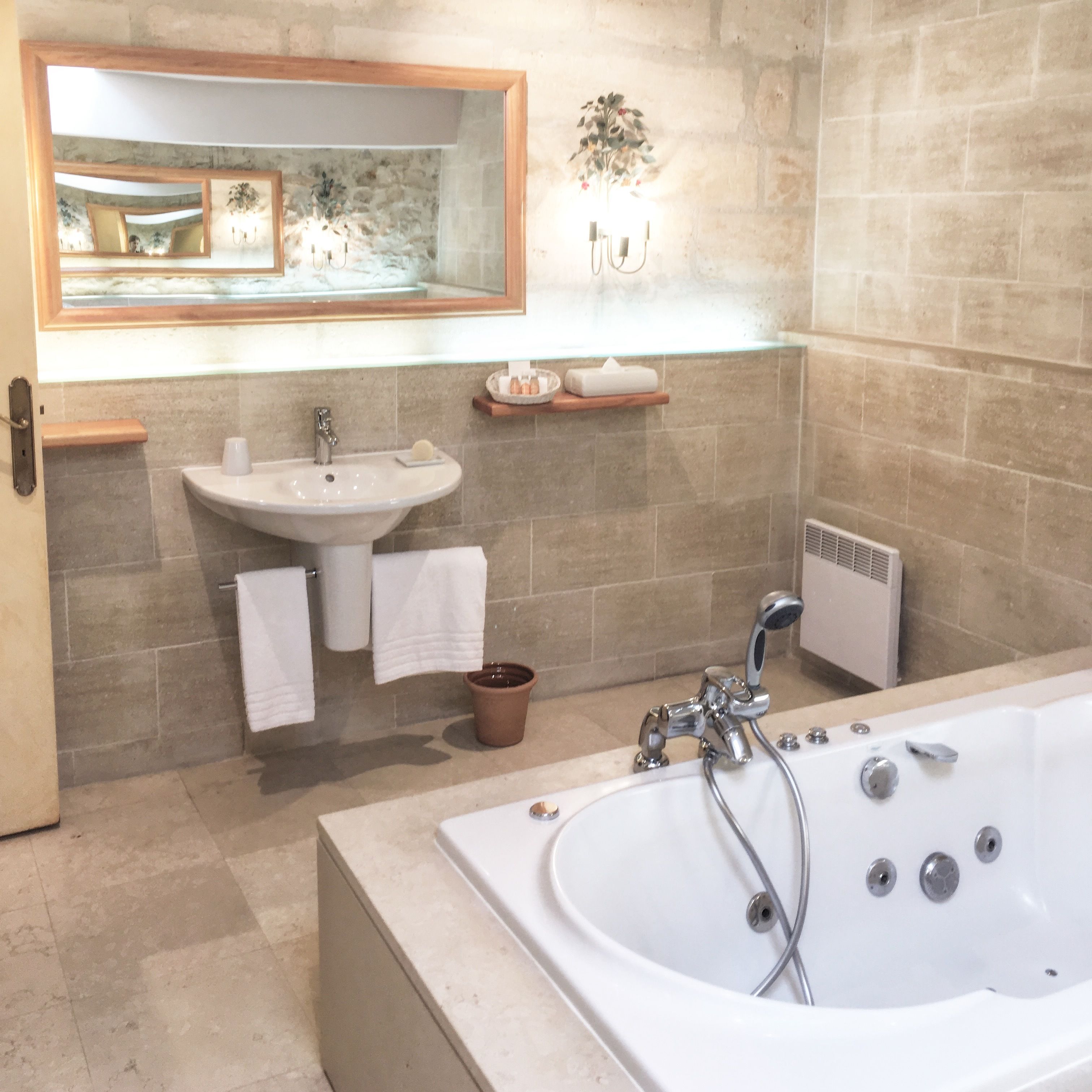 superior double room | bathroom | free toiletries, hair dryer, bathrobes, towels