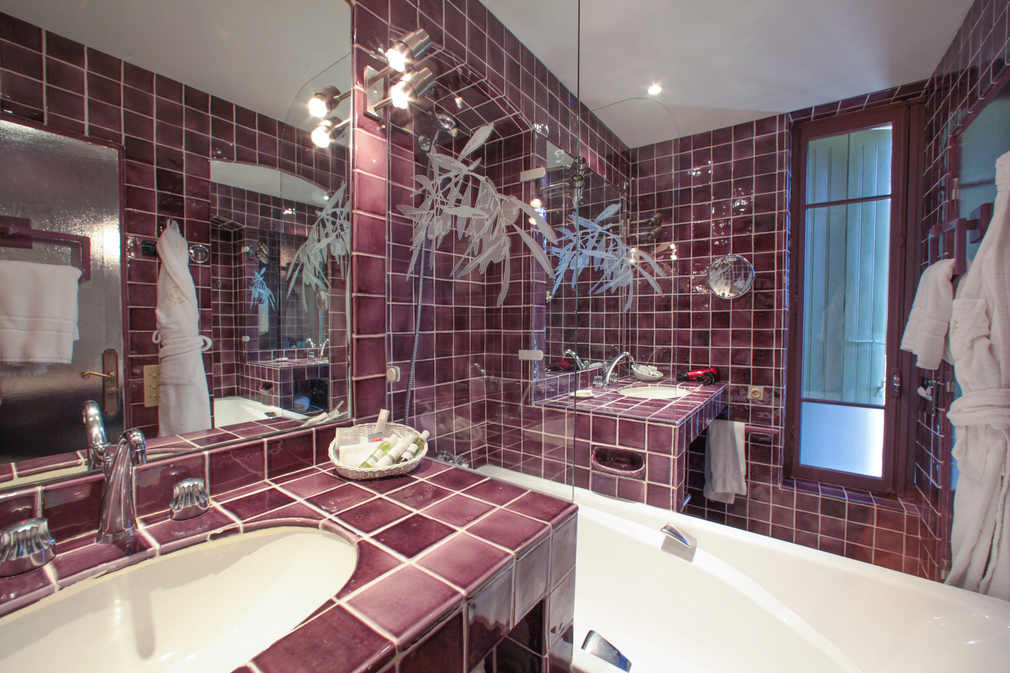 superior double room | bathroom | free toiletries, hair dryer, bathrobes, towels