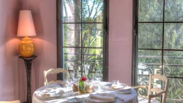 FrĂŒhstĂŒck, Mittagessen, Abendessen, regionale KĂŒche, Speisen im Freien
