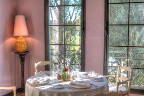 Se sirven desayunos y almuerzos, restaurante con mesas al aire libre 