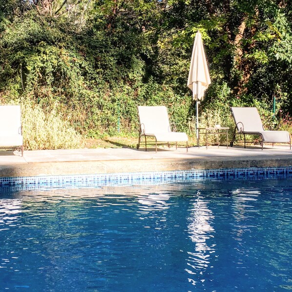 Una piscina al aire libre