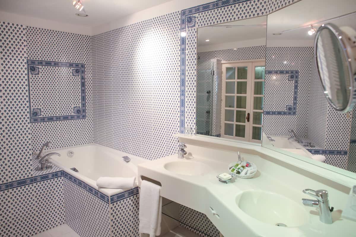 apartment, 1 bedroom | bathroom | free toiletries, hair dryer, bathrobes, towels