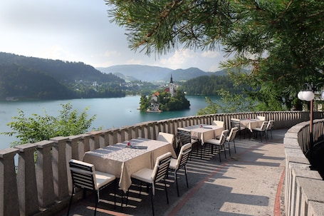Bar (on property). Hotel Vila Bled