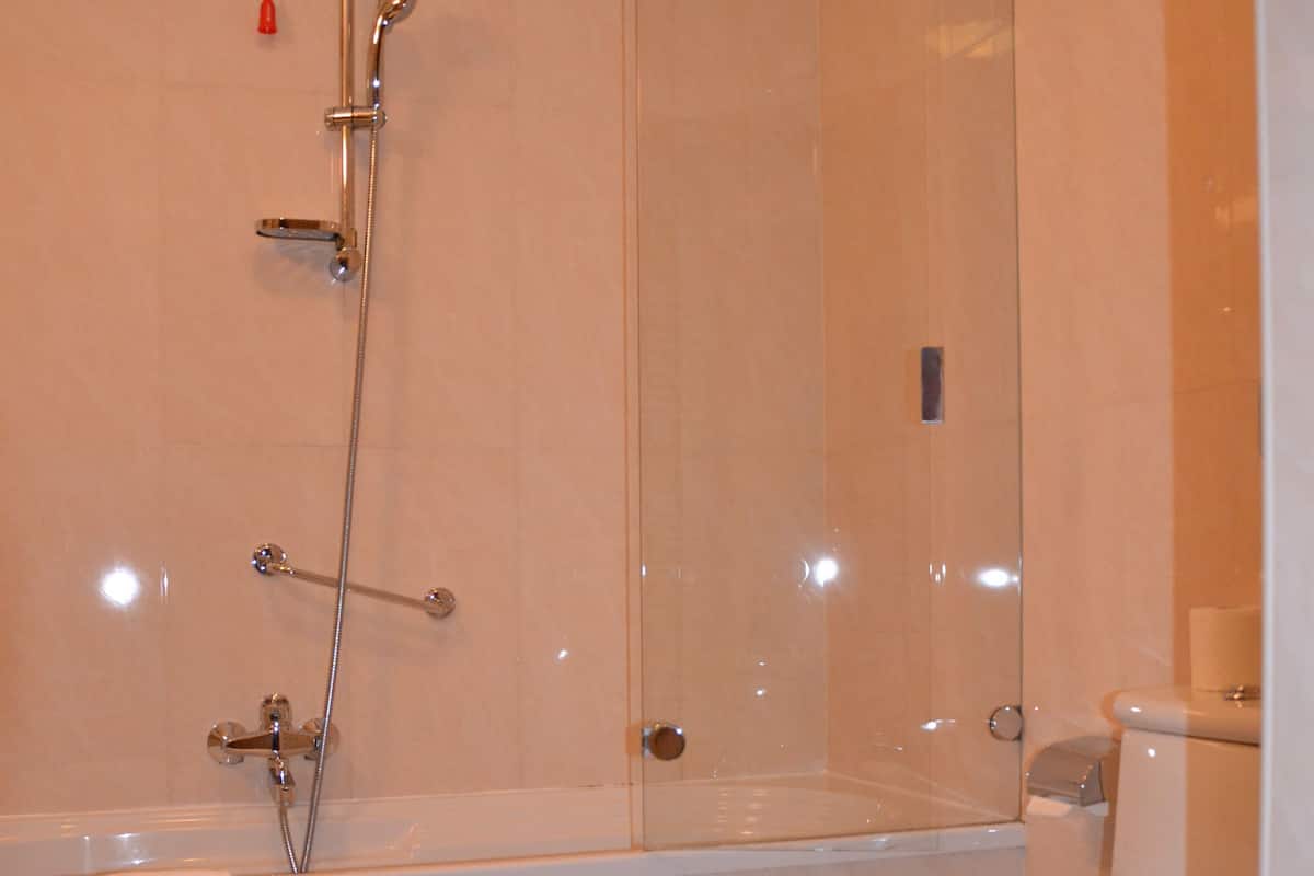 Habitación doble | Baño | Tina con regadera, amenidades de baño gratuitas, secadora de cabello