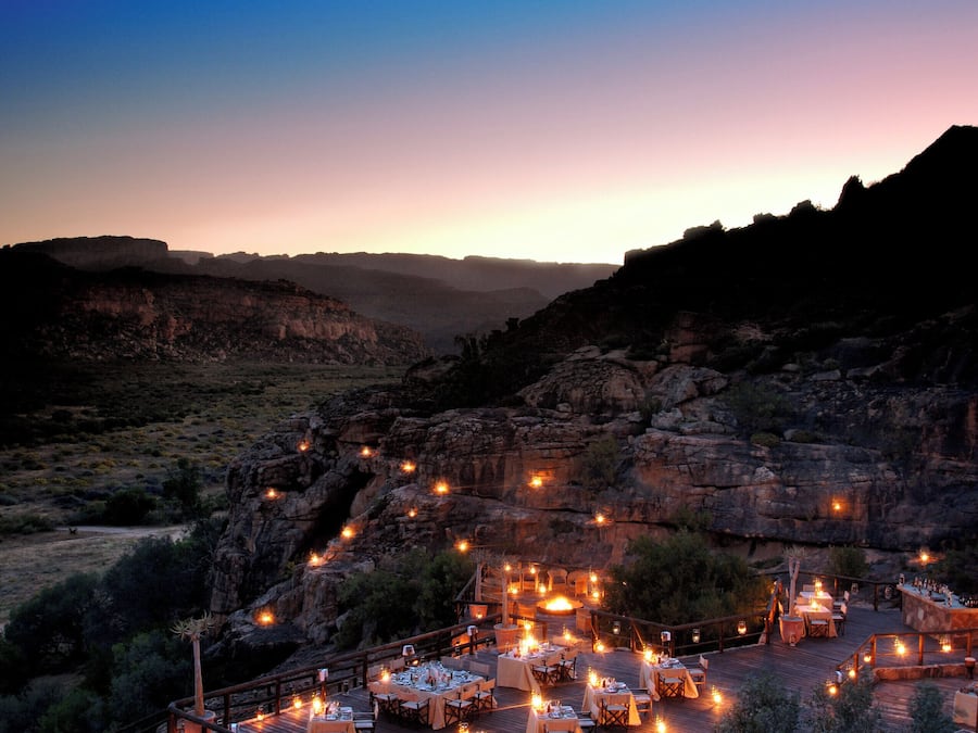 Se sirven desayunos y almuerzos, restaurante con mesas al aire libre