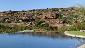 3 buitenzwembaden, ligstoelen bij het zwembad