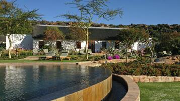 3 outdoor pools, pool loungers