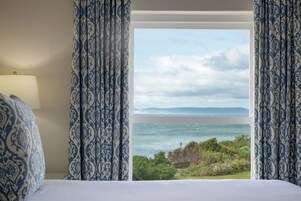 Suíte premier | Roupas de cama premium, cofres nos quartos