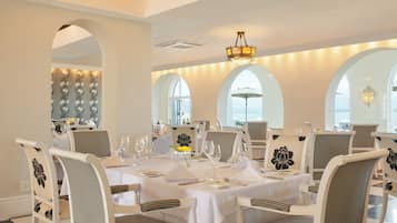 2 restaurants servant le petit déjeuner, spécialités Cuisine locale