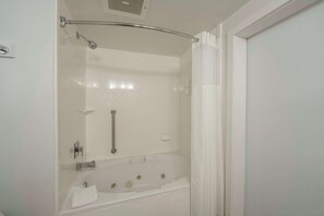 Bathroom - Hampton Inn Jacksonville South/I-95 at JTB (Jacksonville)