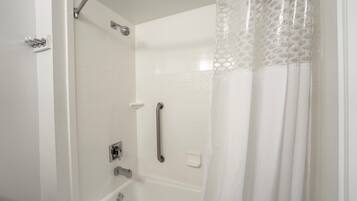 Une douche équipée d’un pommeau de douche à main, d’un système de contrôle à main pour la douche et d’un pommeau de douche à main.