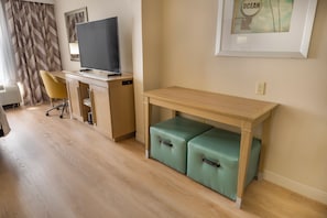 King, accessibile ai disabili, vasca da bagno | Biancheria da letto di alta qualità, cassaforte in camera, una scrivania