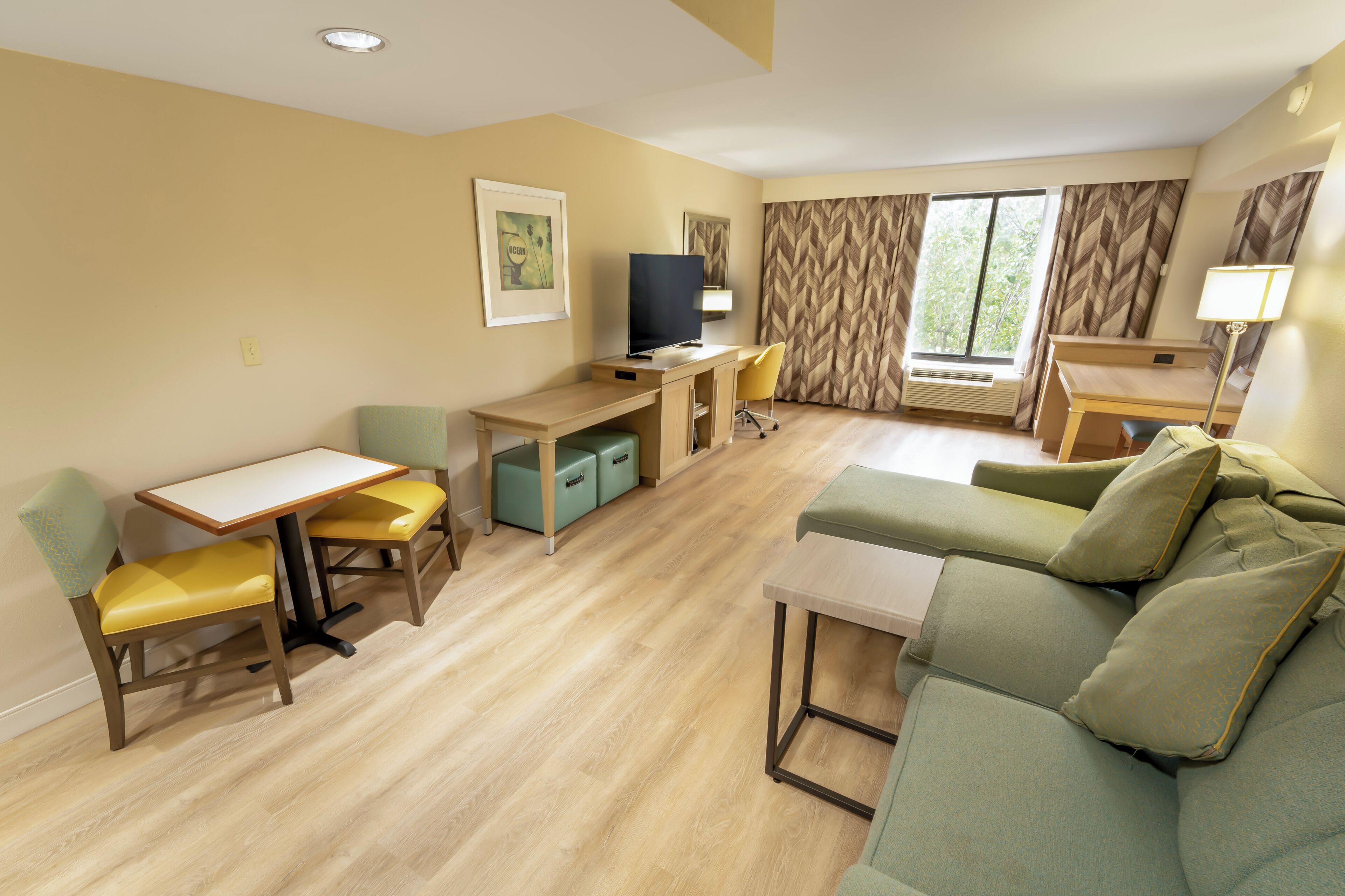 king, studio, 1 king bed, non smoking, kitchenette | living area | 46-inch tv with cable channels