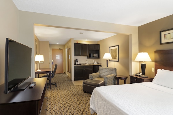 Standard Room, 1 King Bed | Premium bedding, in-room safe, desk, iron/ironing board