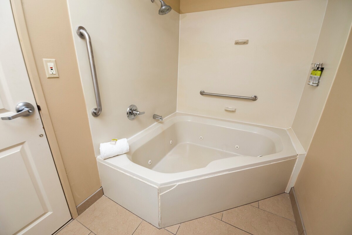 Standard Room, 1 King Bed, Jetted Tub | Premium bedding, in-room safe, desk, iron/ironing board