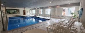 Piscine couverte, chaises longues