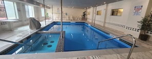 Piscina interna, espreguiçadeiras