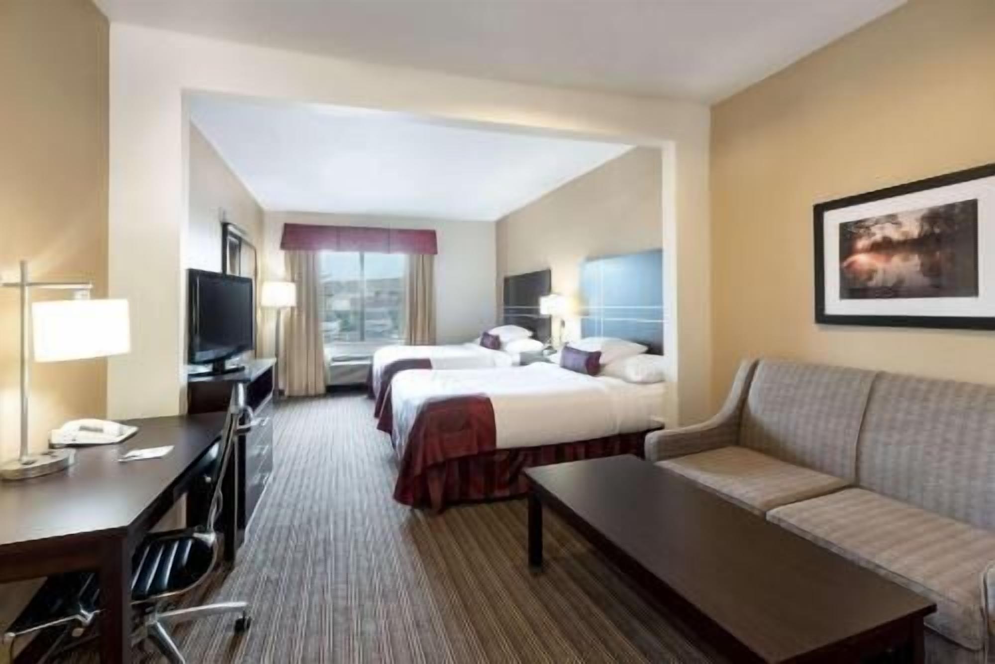 In-room safe, desk, iron/ironing board, free WiFi