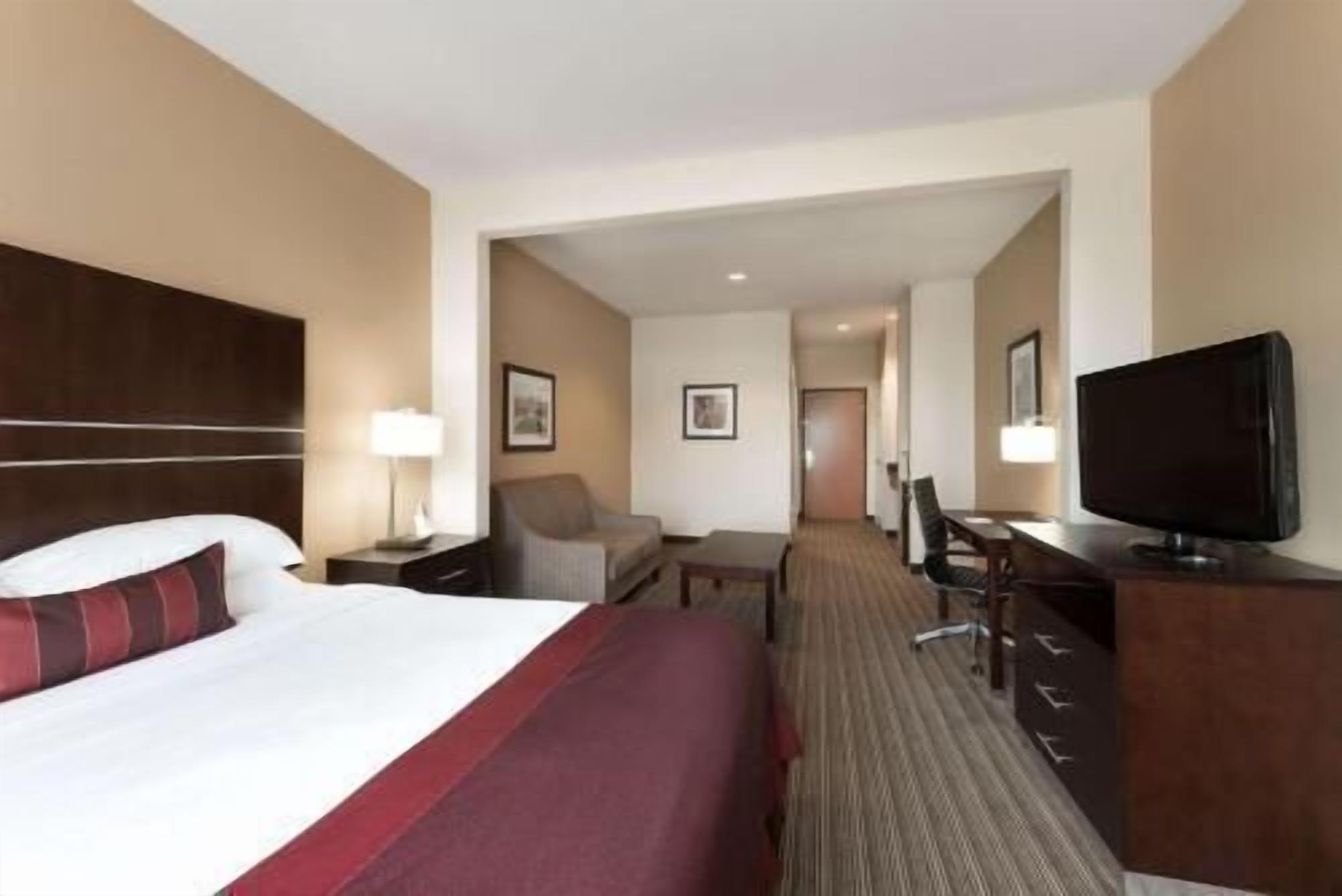 In-room safe, desk, iron/ironing board, free WiFi