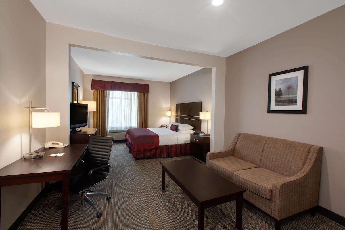 Deluxe Suite, 1 King Bed, Non Smoking | In-room safe, desk, iron/ironing board, free cots/infant beds