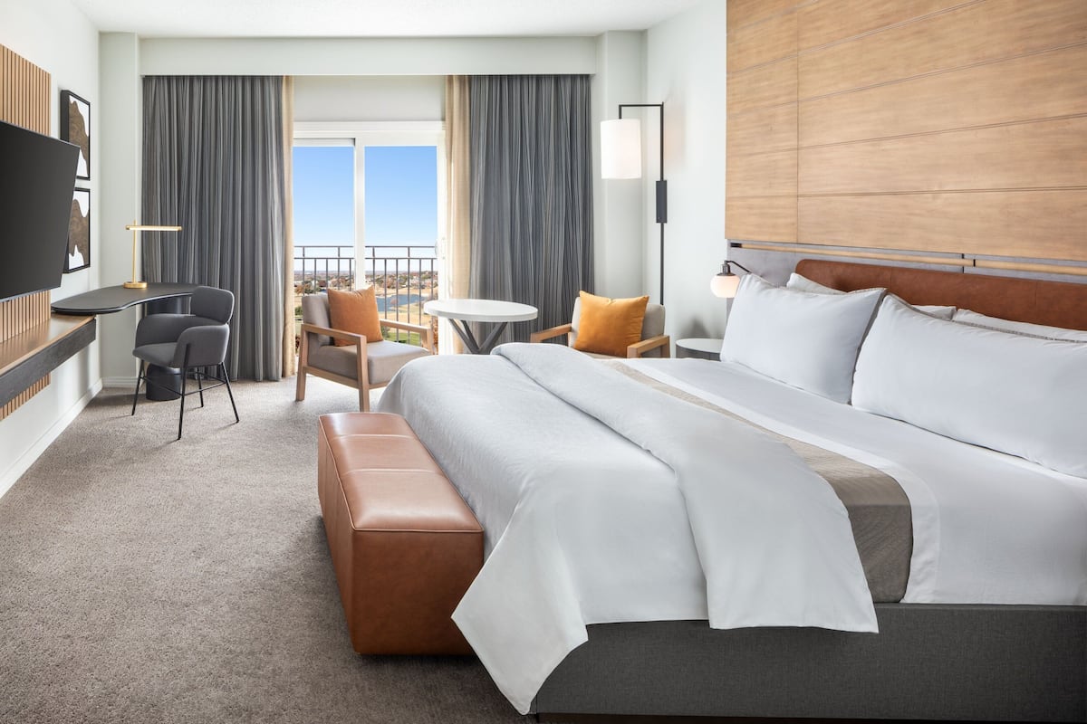 premium bedding, pillow-top beds, in-room safe, desk