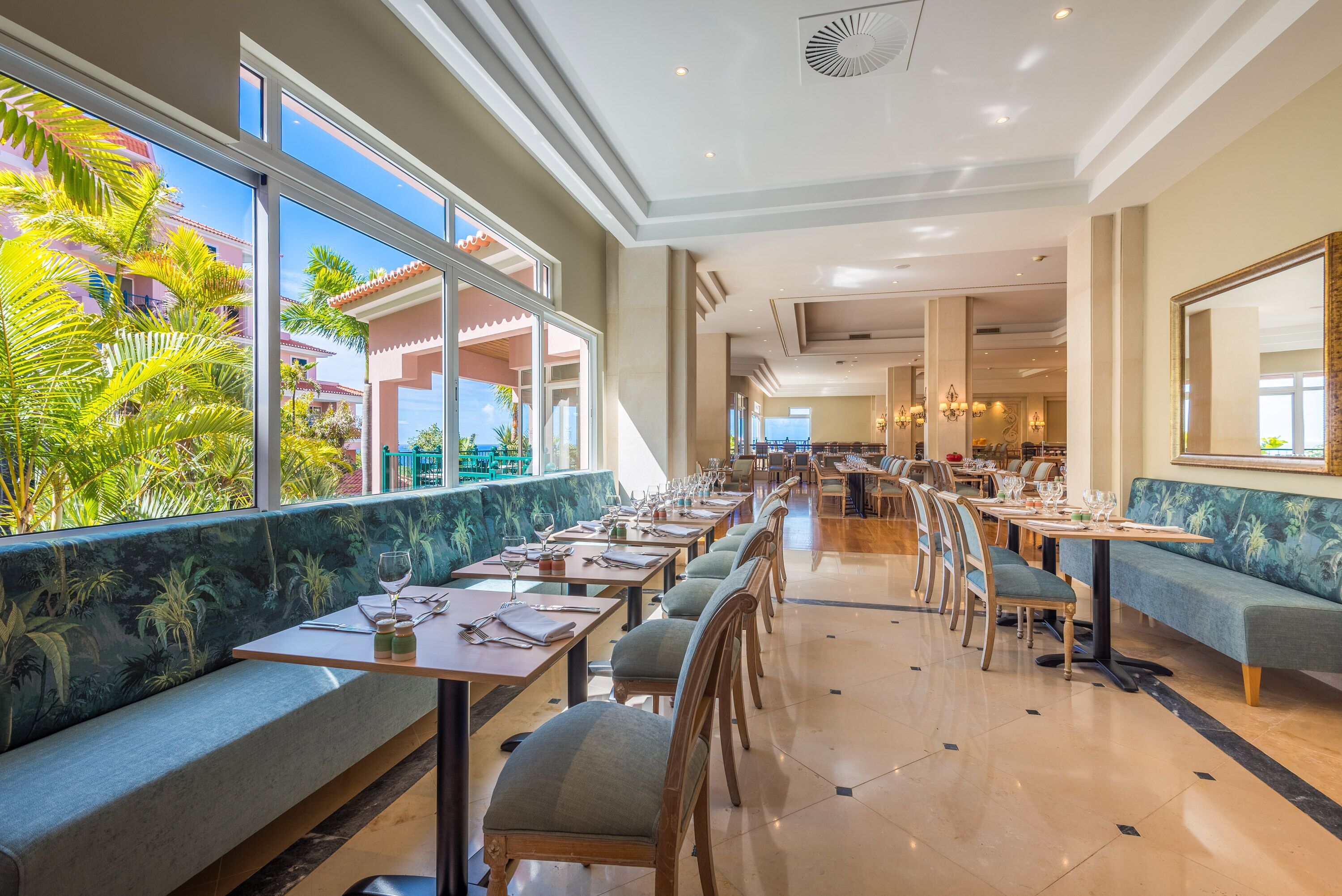 4 restaurants, breakfast, lunch served; local and international cuisine