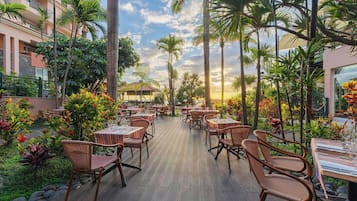 4 restaurants, spécialités Cuisine locale et internationale