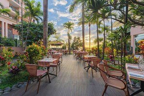 4 restaurantes; se sirven desayunos y cocina local e internacional