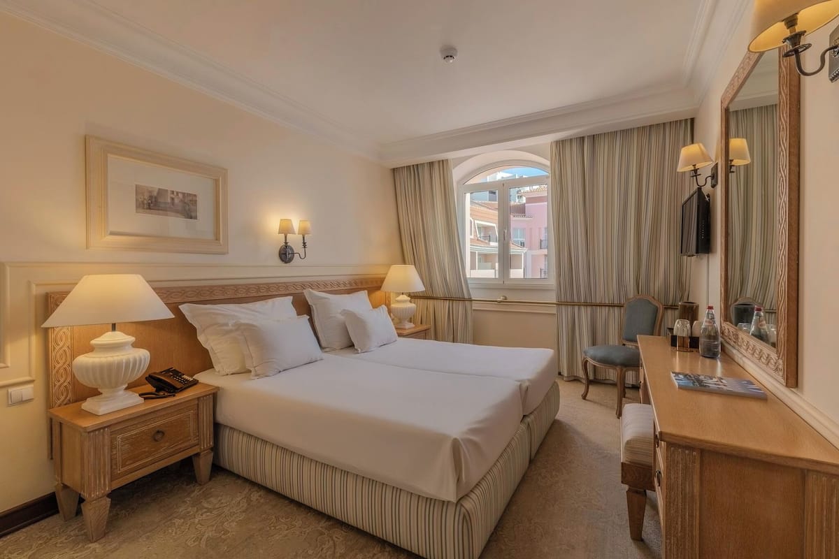 Habitación clásica con 2 camas individuales | Caja de seguridad en la habitación, cortinas blackout y insonorización