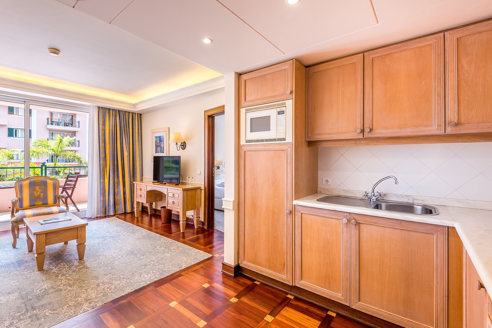 standard suite, balcony | in-room safe, blackout curtains, soundproofing, bed sheets