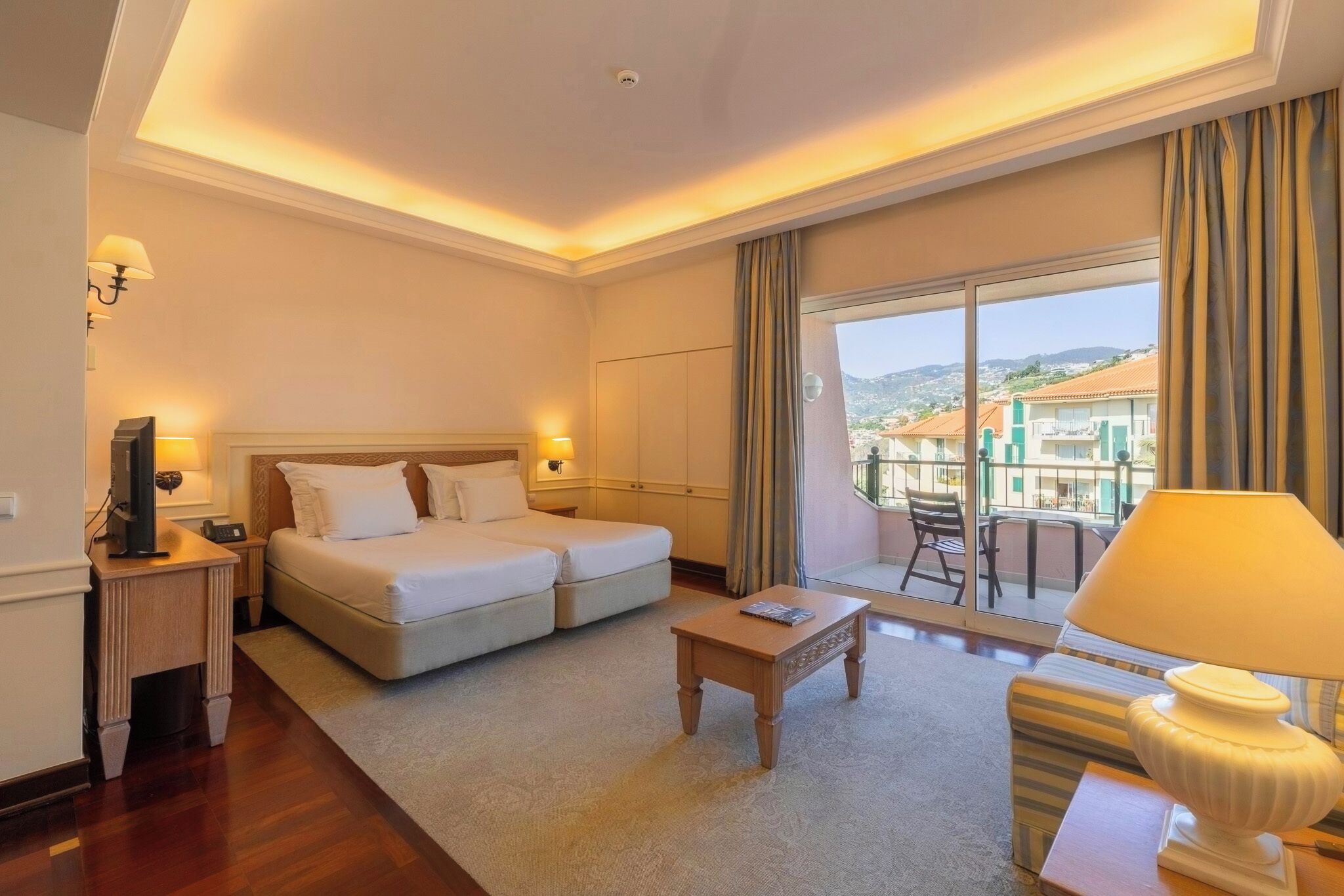 Caja de seguridad en la habitación, cortinas blackout y insonorización 