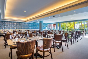 4 restaurants, breakfast, lunch served; local and international cuisine