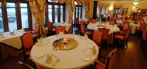 2 restaurants, breakfast served