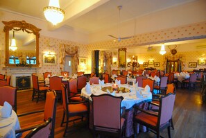 Café da manhã com buffet todos os dias (INR 700 por pessoa) 