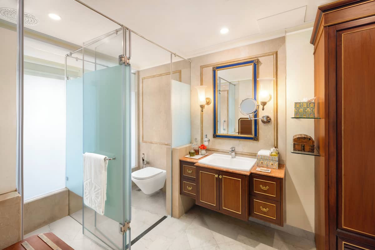 deluxe suite, lake view | bathroom | combined shower/bathtub, jetted bath, free toiletries, hair dryer