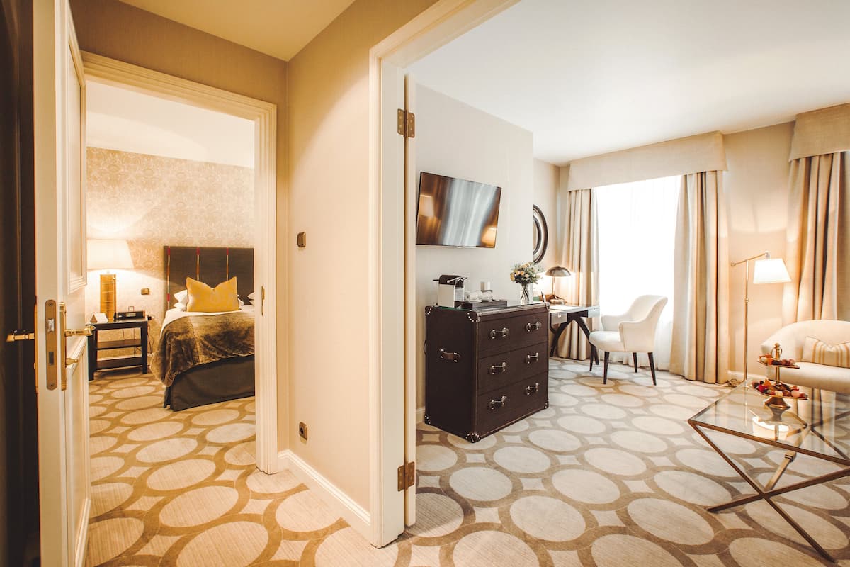 Suite, 1 Bedroom | 1 bedroom, minibar, in-room safe, desk