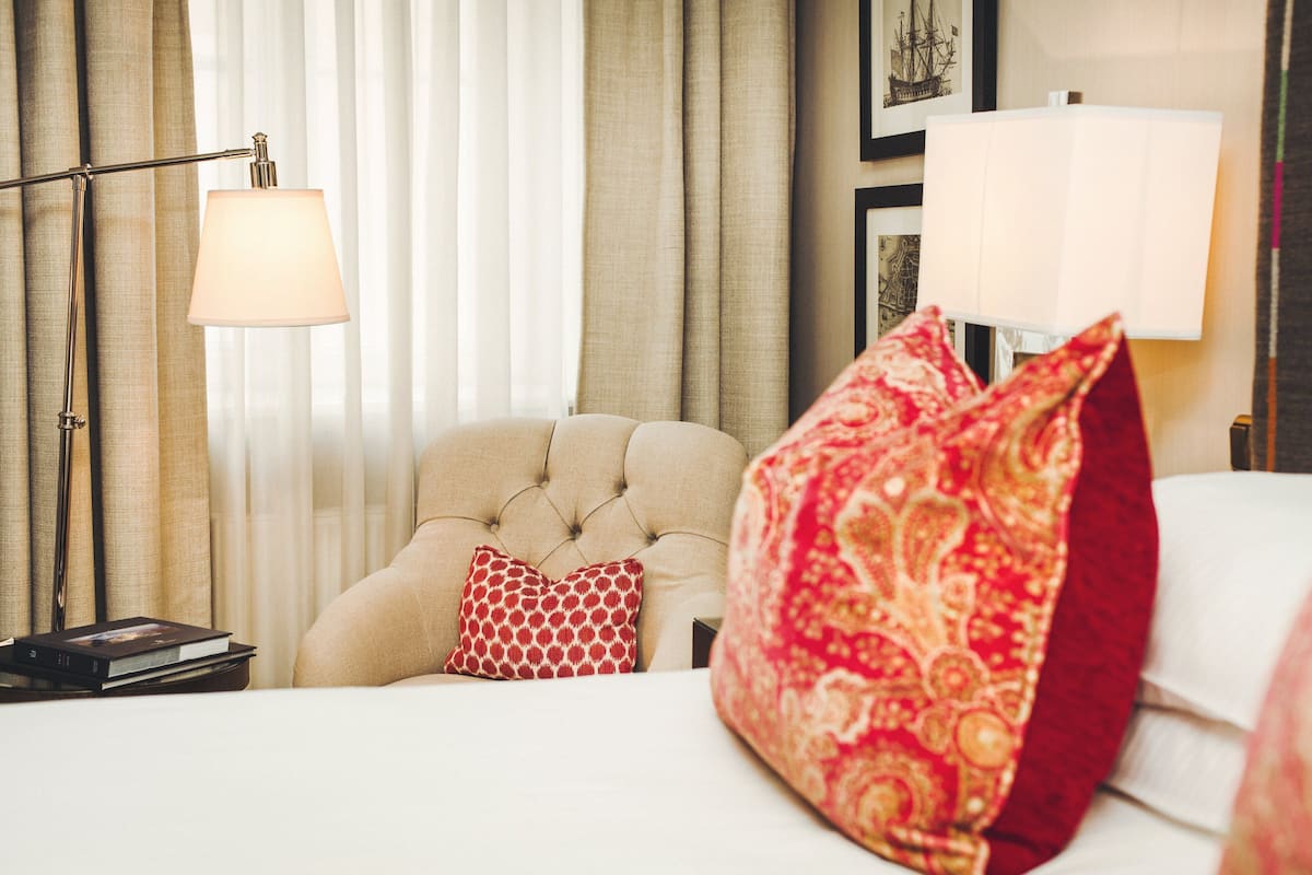 Superior Room, 1 King Bed | 1 bedroom, minibar, in-room safe, desk