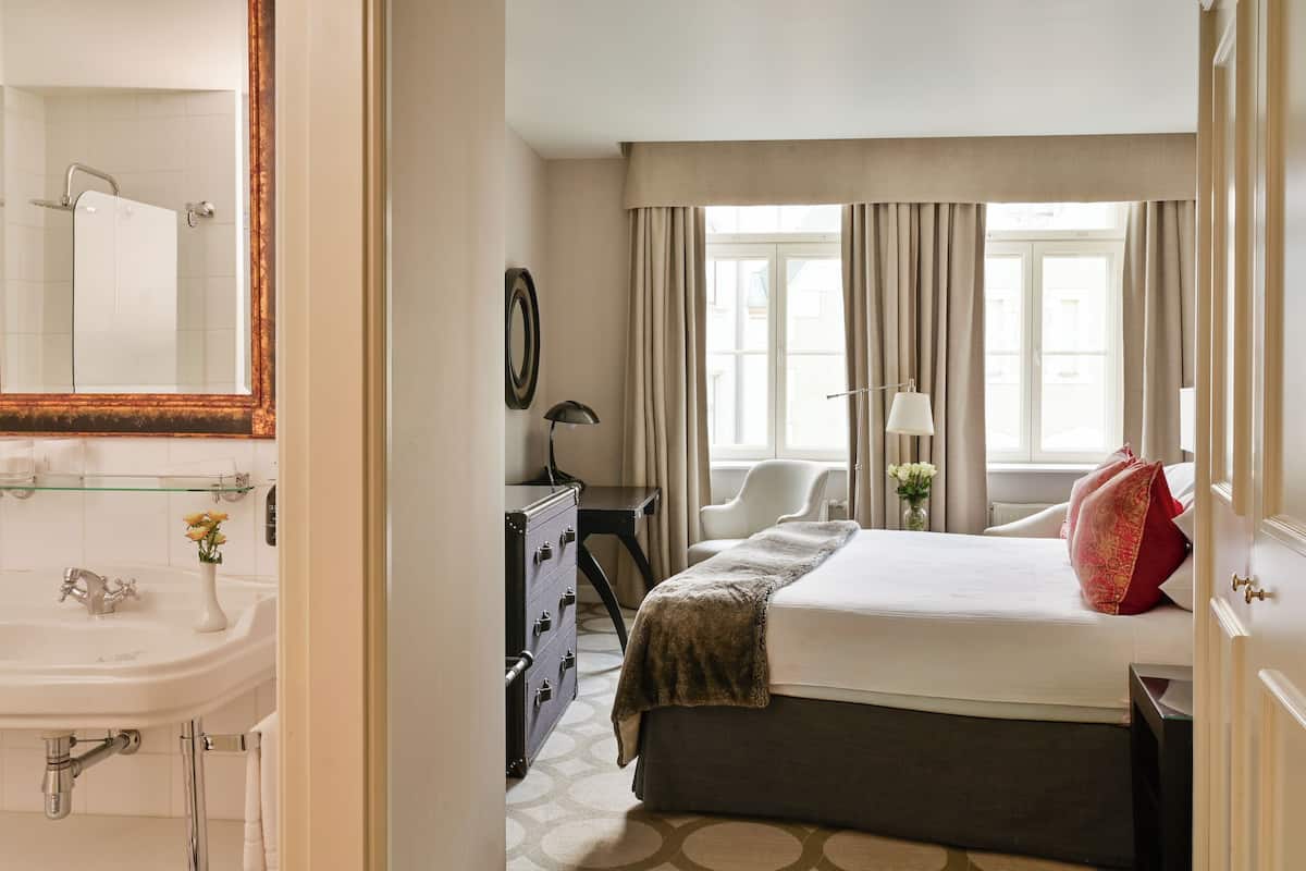 Chambre Supérieure, 1 très grand lit | Minibar, coffres-forts dans les chambres, bureau