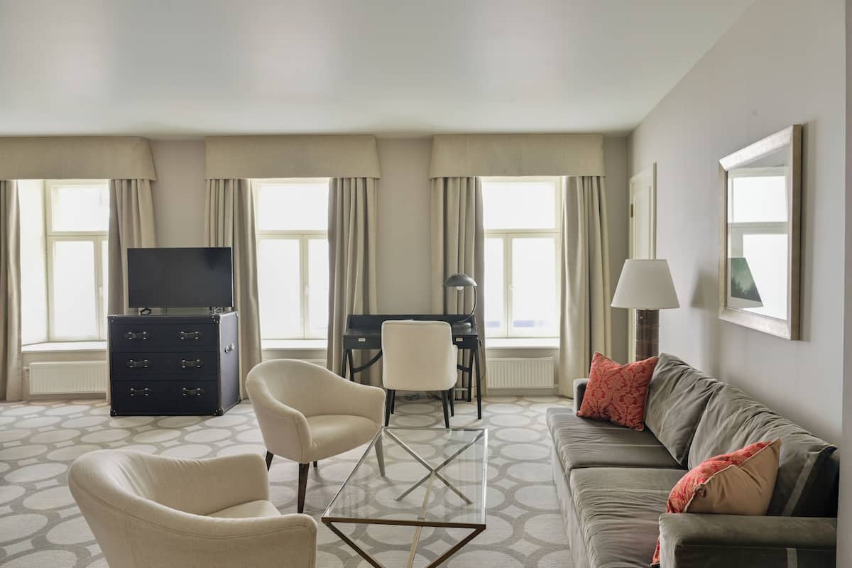 Junior Suite (Twin) | Minibar, in-room safe, desk, laptop workspace