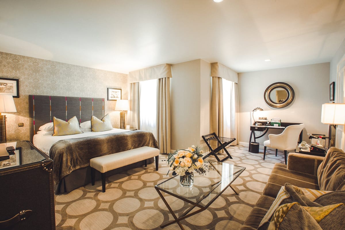 business room, 1 king bed with sofa bed | 1 bedroom, minibar, in-room safe, desk