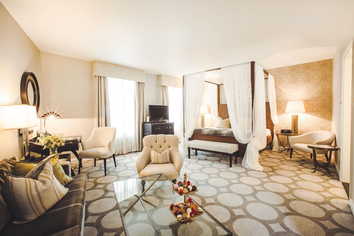 Junior Suite (King) | 1 bedroom, minibar, in-room safe, desk