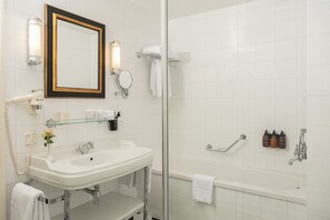 Tina con regadera, amenidades de baño gratuitas, secadora de cabello 