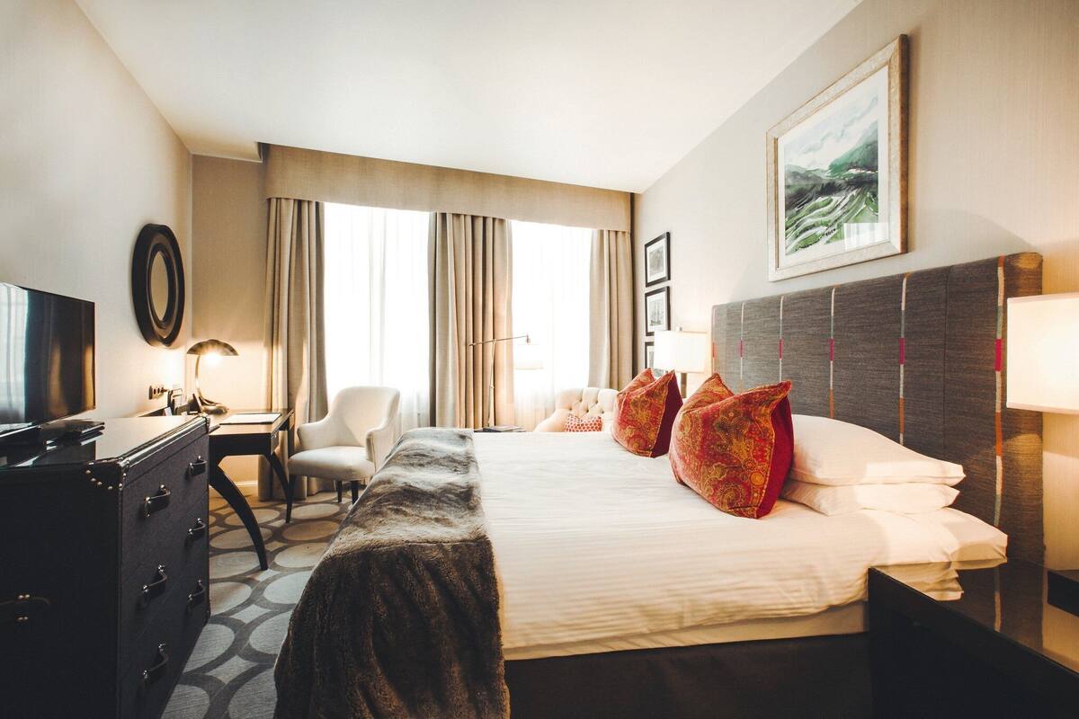 Superior Room | Minibar, in-room safe, desk, laptop workspace