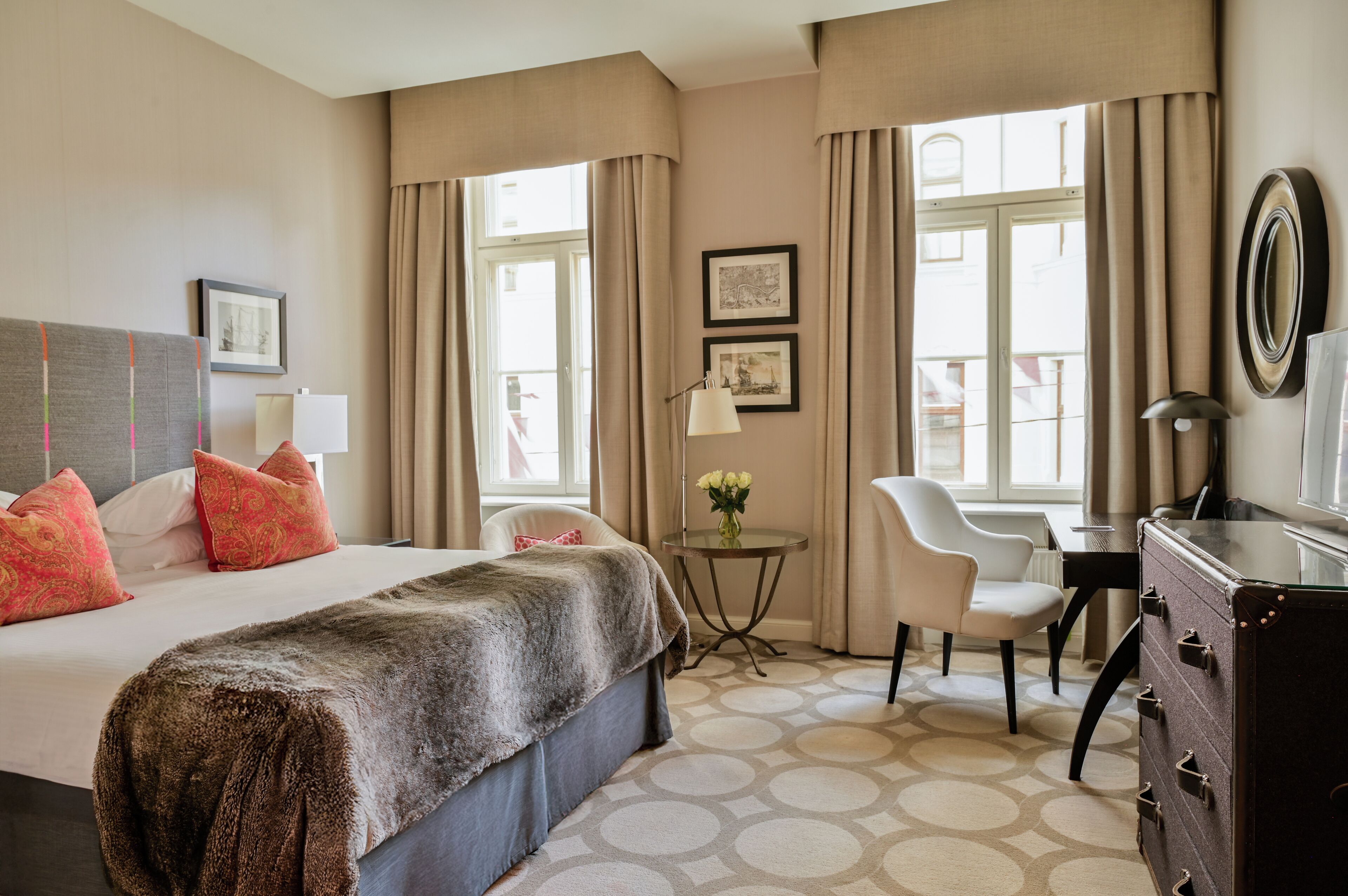 ميني بار وخزنة داخل الغرفة ومكتب ومساحة عمل للكمبيوتر المحمول