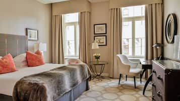 ميني بار وخزنة داخل الغرفة ومكتب ومساحة عمل للكمبيوتر المحمول