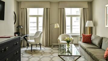 Suite, 1 soverom | Minibar, safe på rommet, skrivebord og skrivebord for bærbar PC