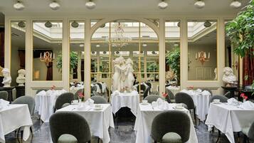 Frokostbuffé hver dag (EUR 30 per person)