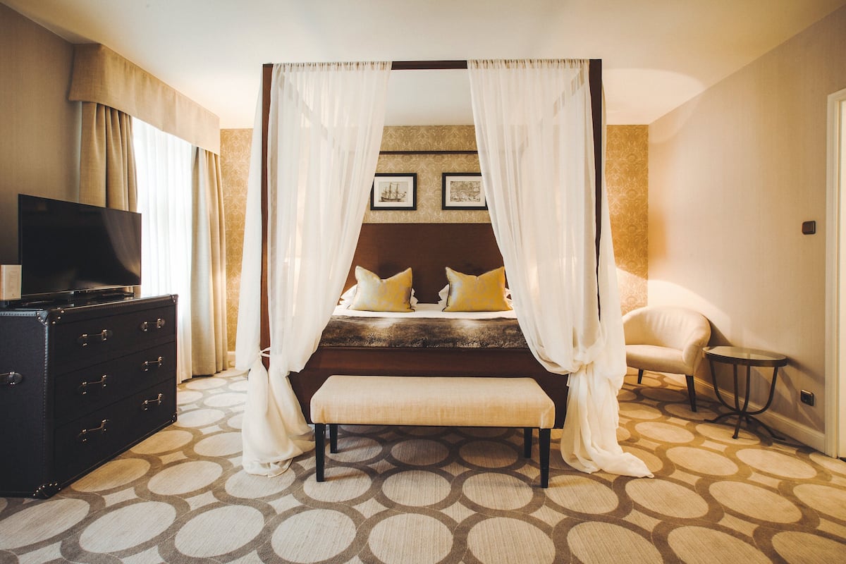 junior suite (king) | 1 bedroom, minibar, in-room safe, desk