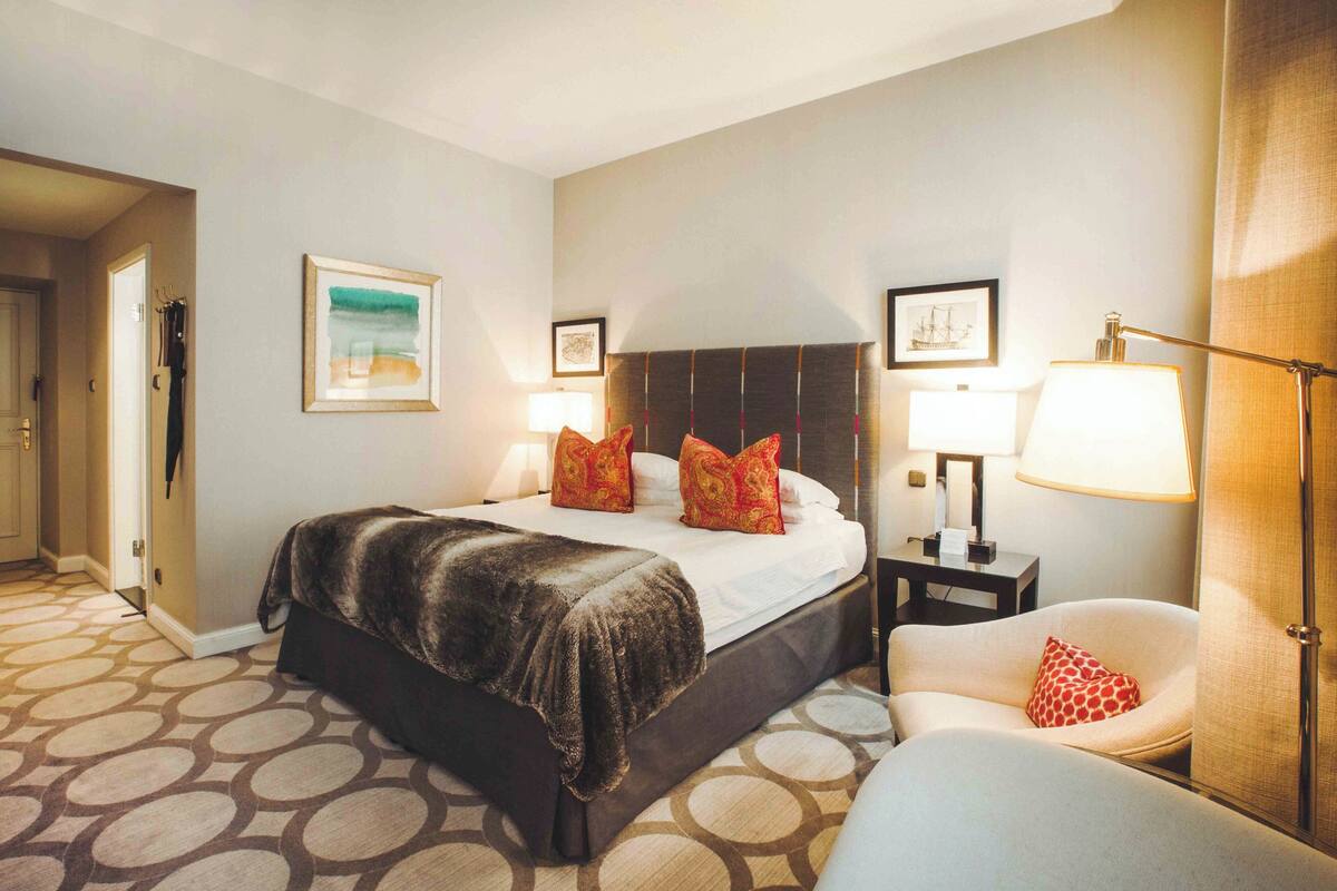 Deluxe Room | Minibar, in-room safe, desk, laptop workspace