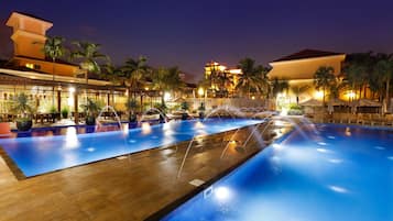 7 piscinas externas, guarda-sóis, espreguiçadeiras